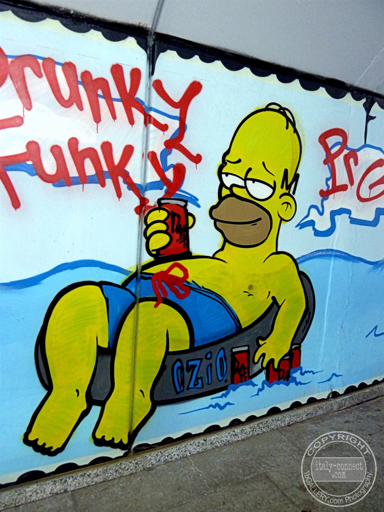 Graffiti Art: Floating Homer - Italy